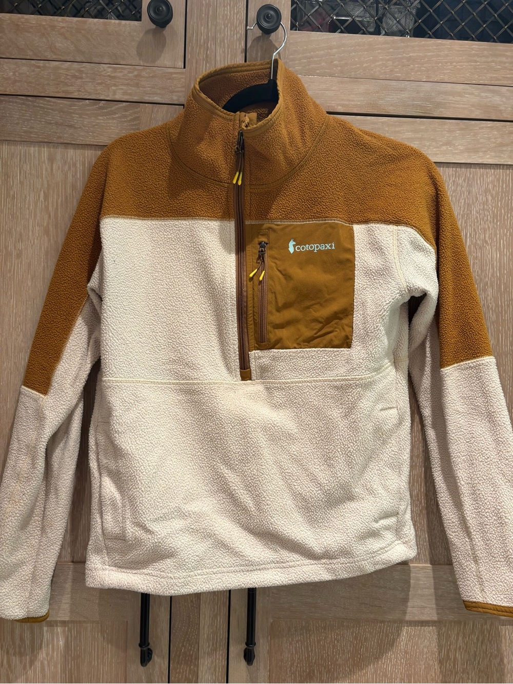 Cotopaxi Woman’s Two-Tone Fleece Pullover Jacket in Tan/Cream